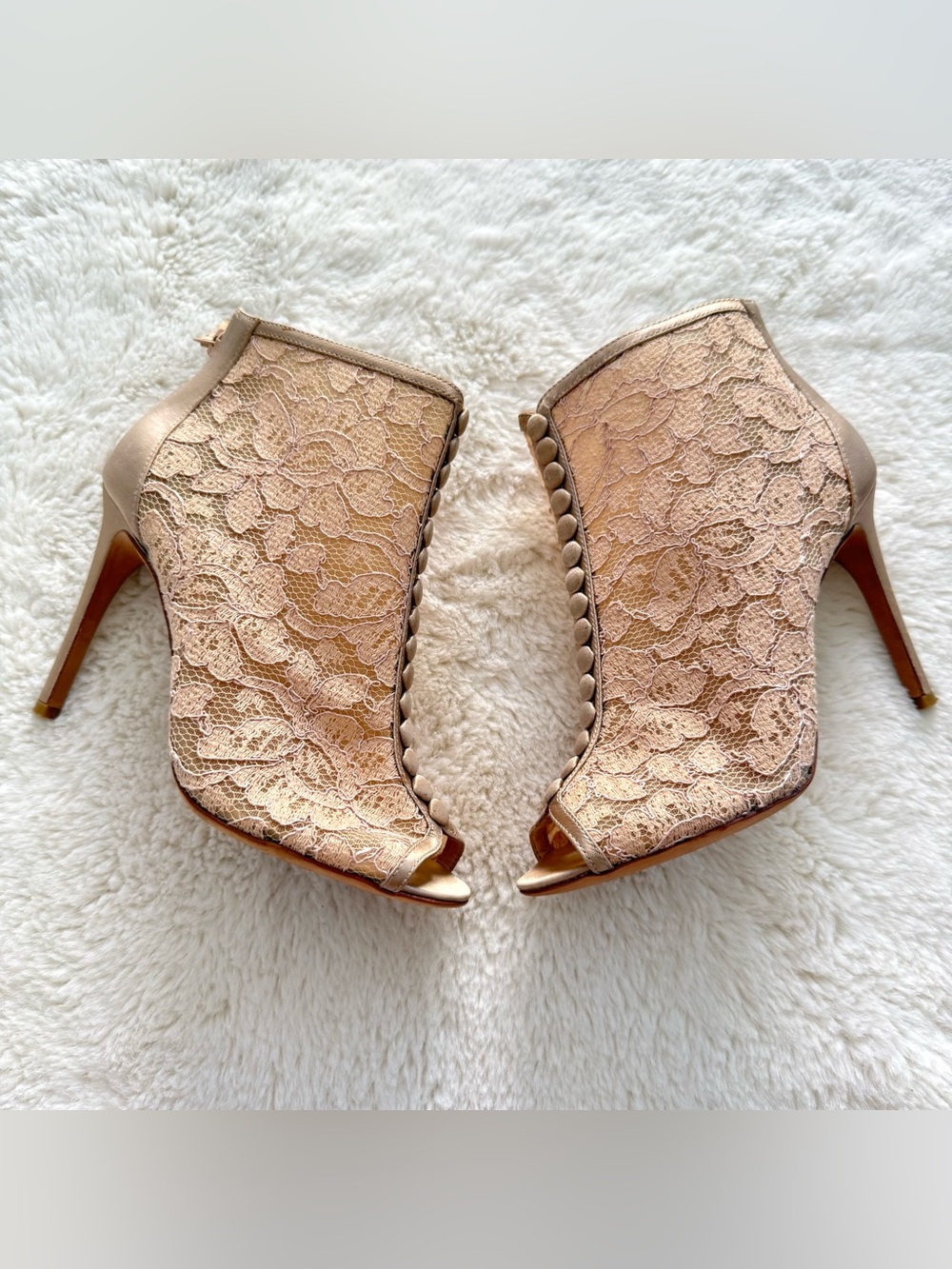 NEW!!! Badgley Mischka women heels with laces size 6 US
